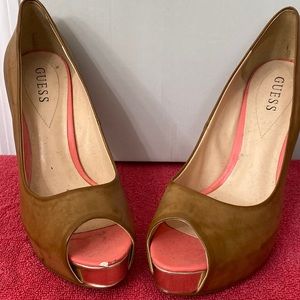 Cognac Guess Peep-toe Pump